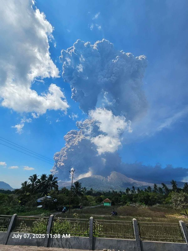 配资公司选配资配资 印尼勒沃托比火山喷发: 火山灰柱最高达1.8万米